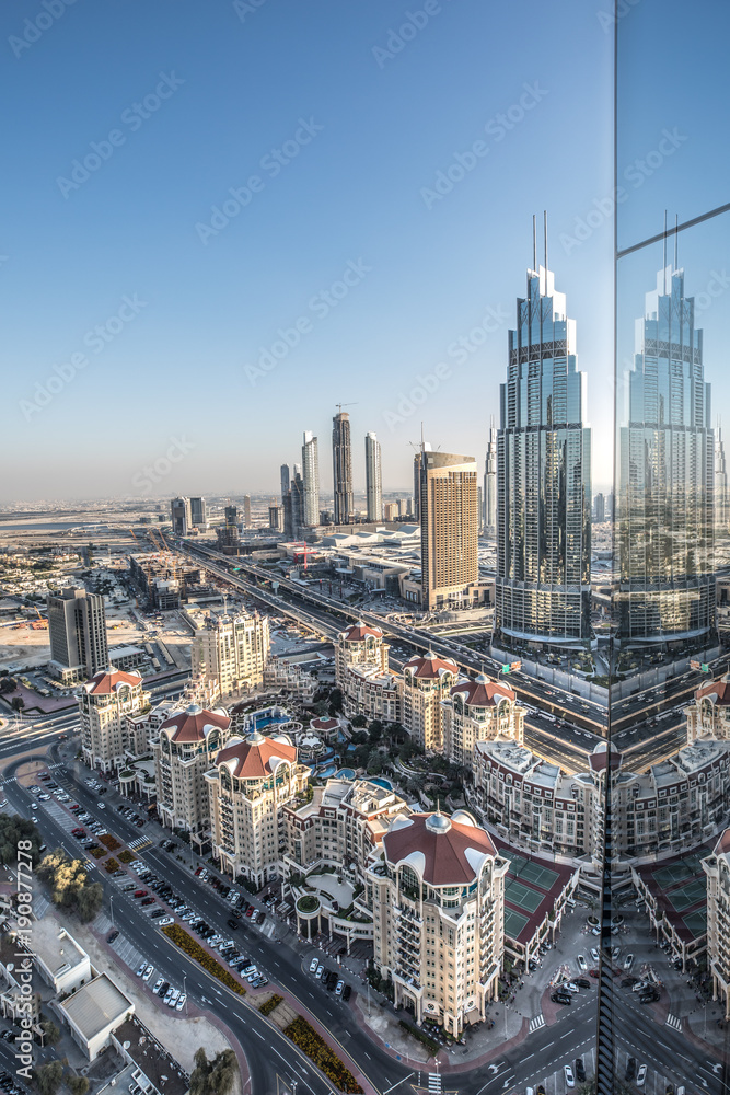 阳光明媚的日子里，迪拜市中心区的摩天大楼。阿联酋迪拜。