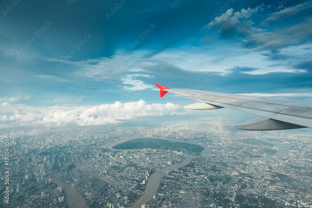 飞机在泰国曼谷市和湄南河上空飞行