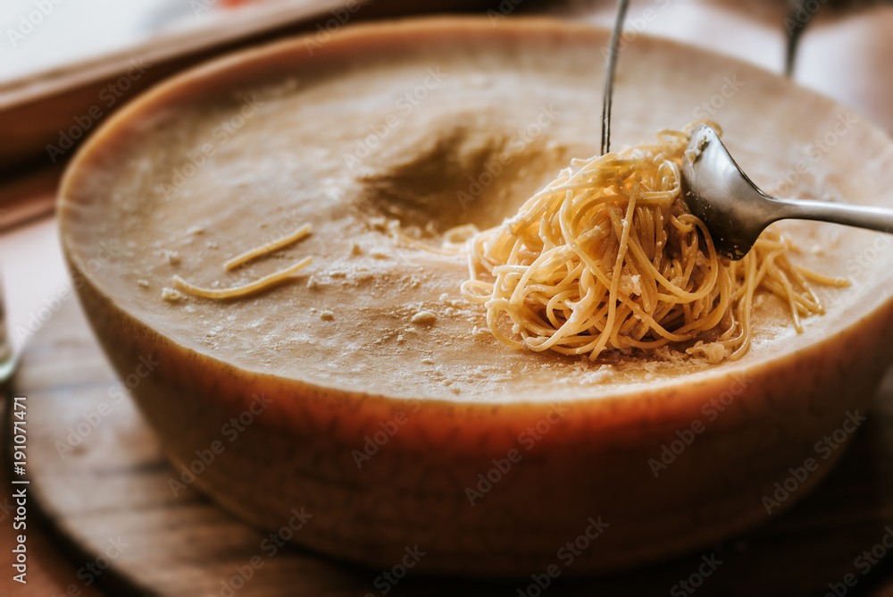 在帕尔马干酪盘中准备意大利面。