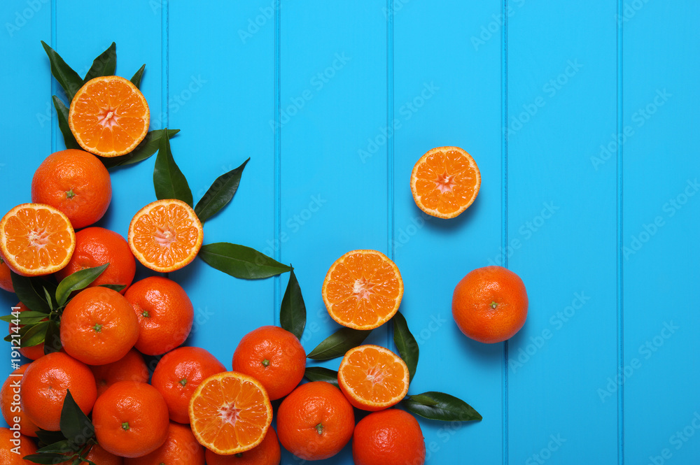 木质背景上的橙色。