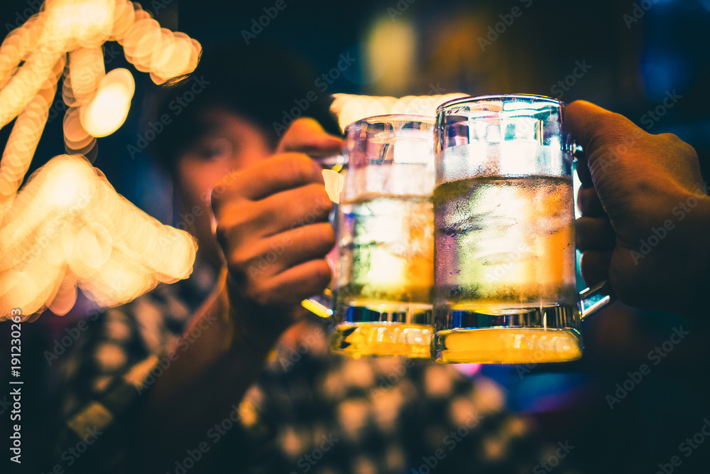 友谊和庆祝理念——快乐的男性朋友在酒吧或酒吧喝啤酒、碰杯