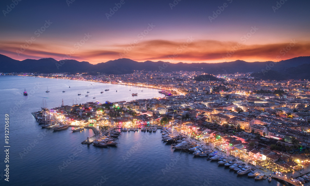 土耳其马尔马里斯夜晚的船只和美丽城市鸟瞰图。码头上的船只景观