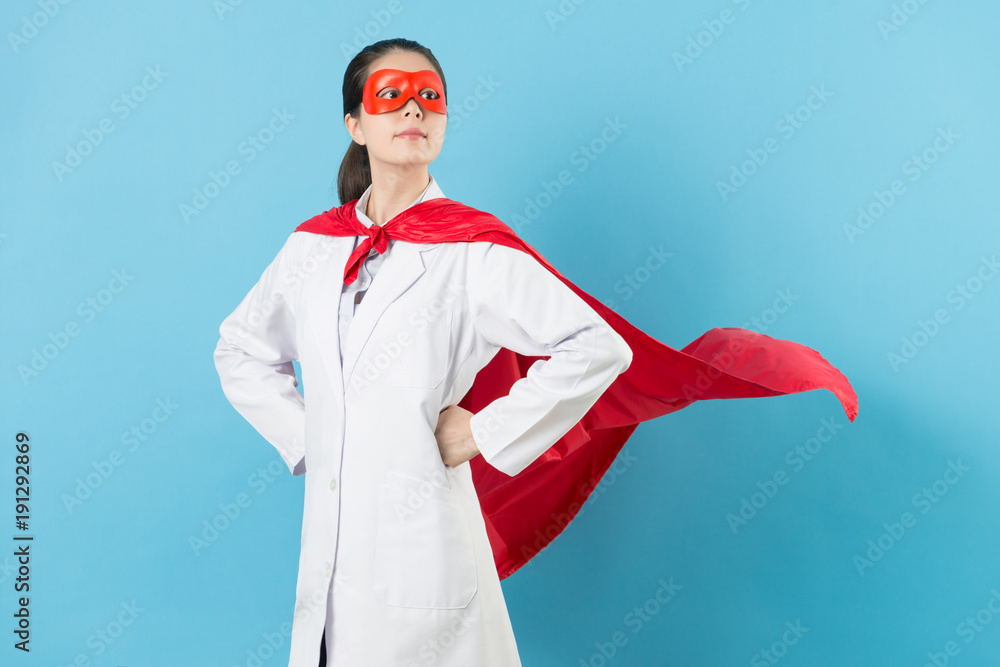 穿着超级英雄服装的年轻女性癌症医生