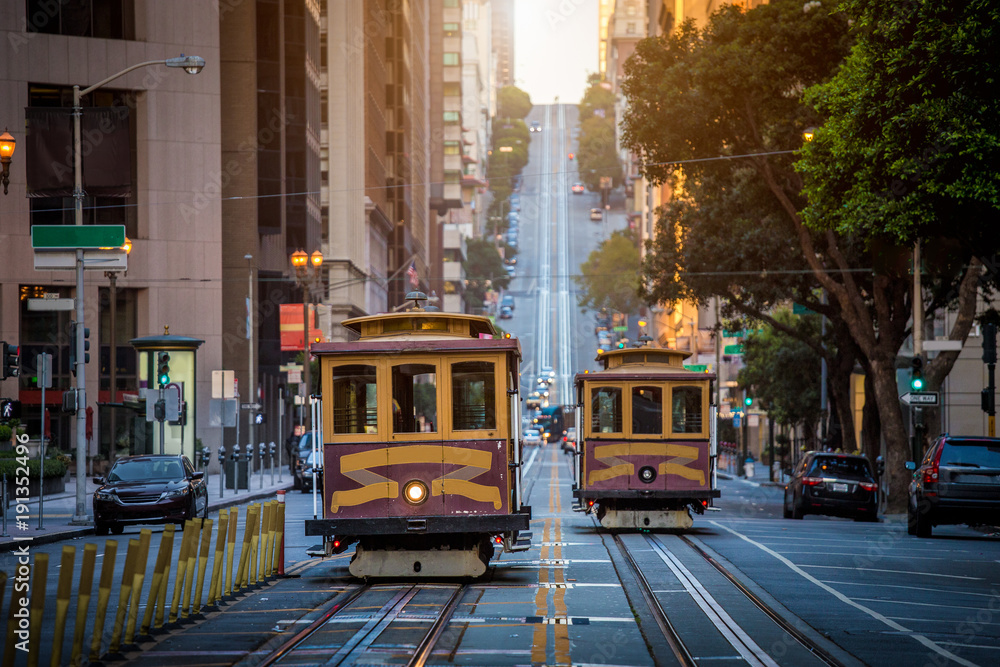 美国加利福尼亚州加利福尼亚街日出时的旧金山缆车