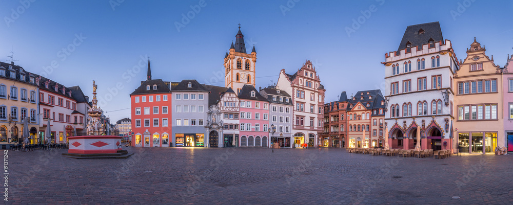德国莱茵-普法尔茨州历史名城特里尔的黄昏全景