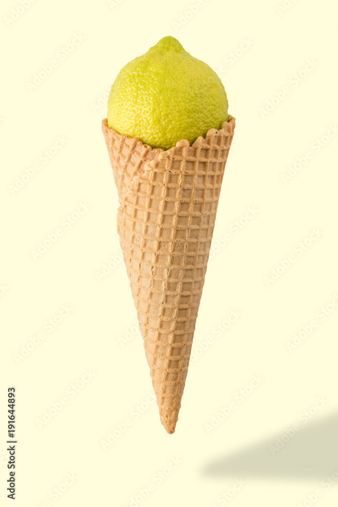 明亮背景上的青柠冰淇淋蛋卷。简约风格。假日概念。