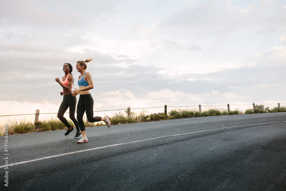 两名女子运动员跑步