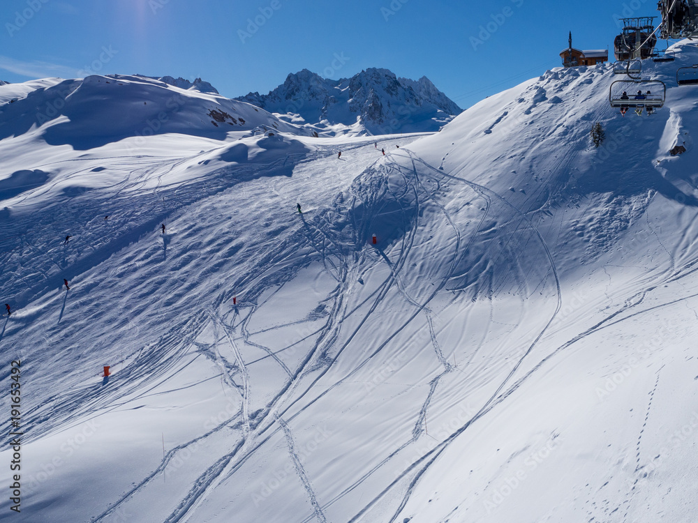 冬季度假胜地库尔舍维尔的法国阿尔卑斯山滑雪场景观。法国，2018年，阳光明媚。