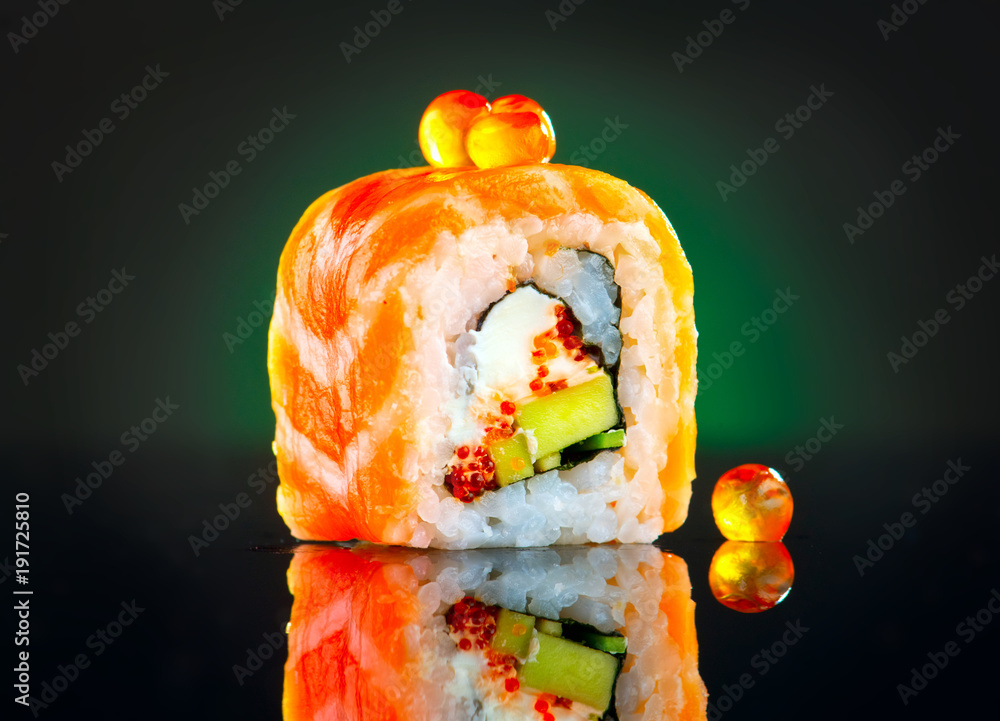 黑底寿司卷。加州寿司卷配三文鱼、蔬菜、飞鱼鱼子酱