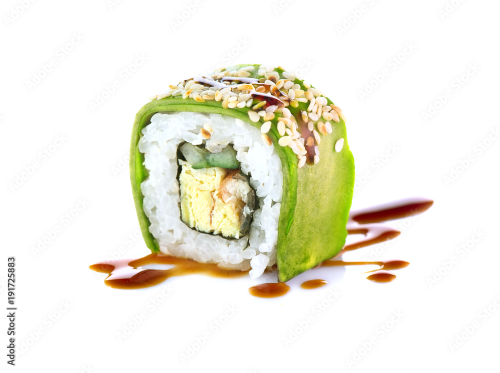 白底寿司卷。寿司卷配鳗鱼、豆腐、蔬菜和鳄梨特写。日式