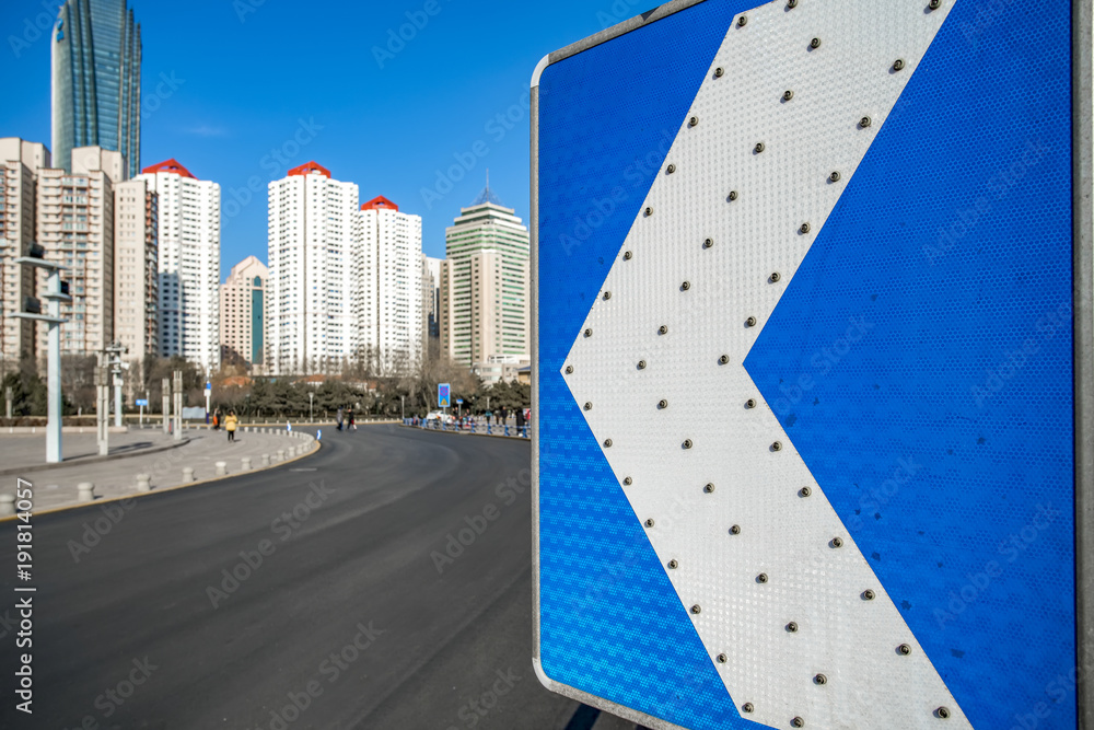 青岛市中心建筑景观及道路交通标志