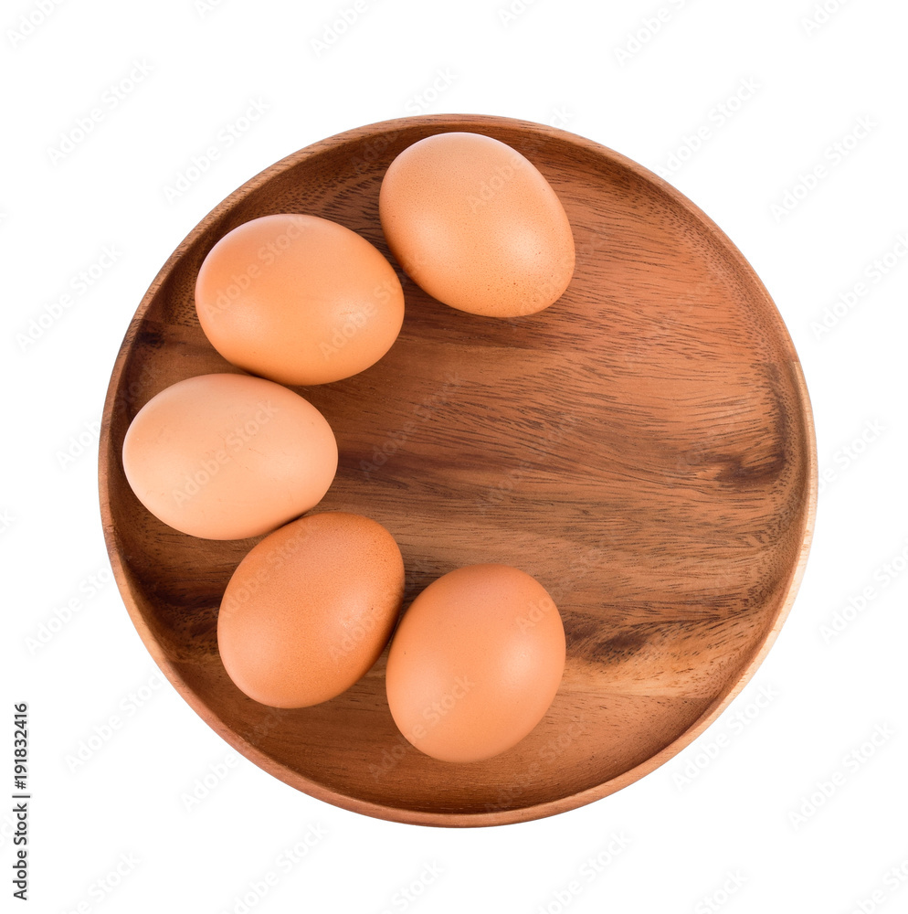 白色背景上隔离的木板中的五个鸡蛋，俯视图。