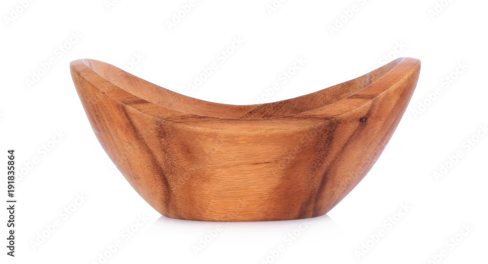 一个白色背景上的弯曲木碗。
