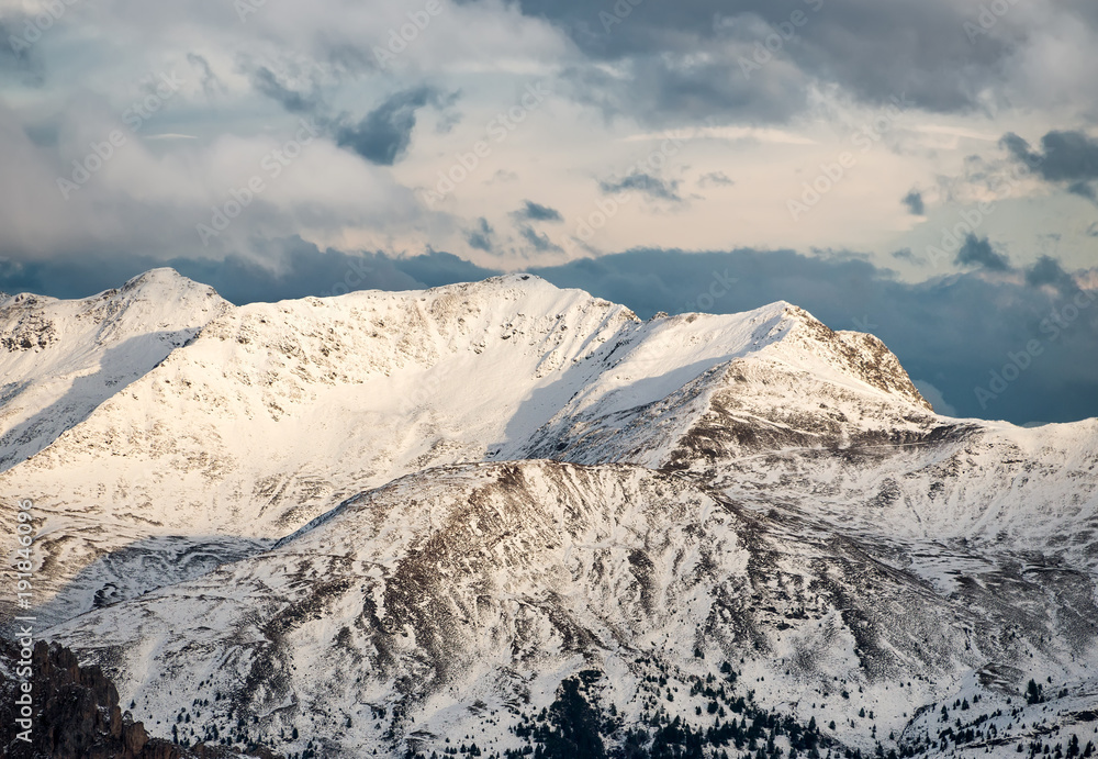 阿尔卑斯山脉的高山山脊。冬季美丽的自然景观