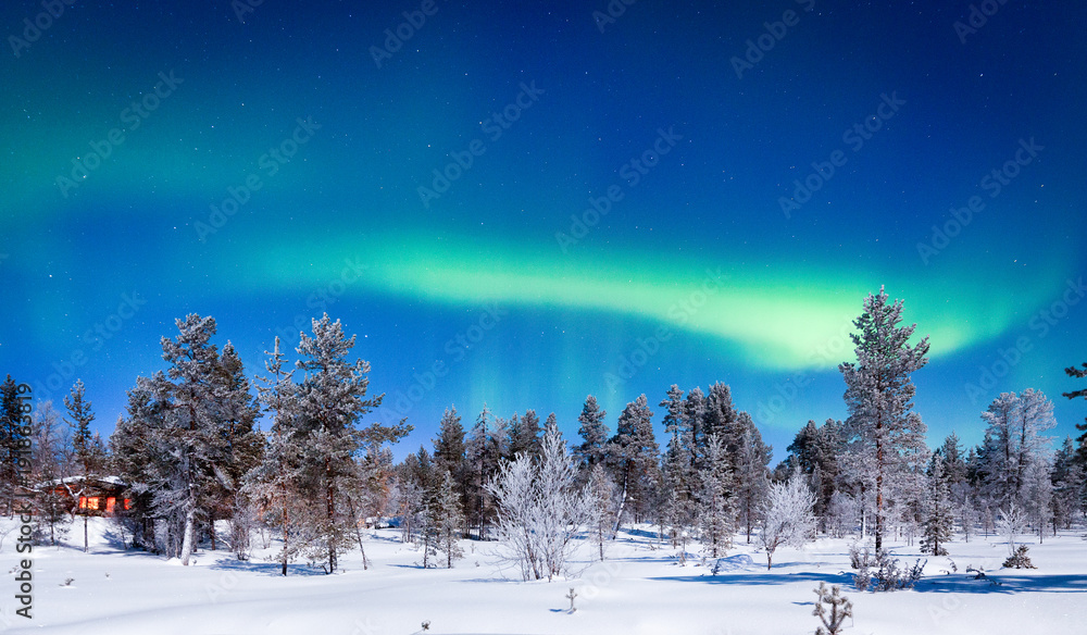 北欧极光飞越斯堪的纳维亚冬季仙境