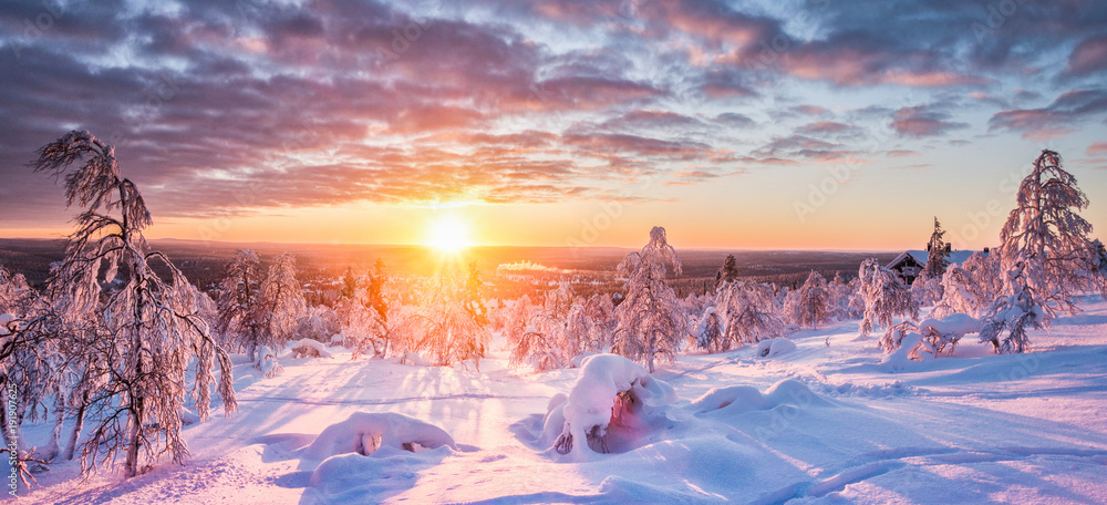 日落时分的斯堪的纳维亚冬季仙境