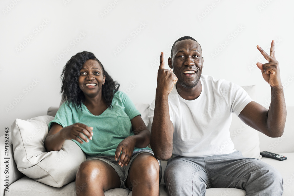 黑人夫妇在家一起看电影