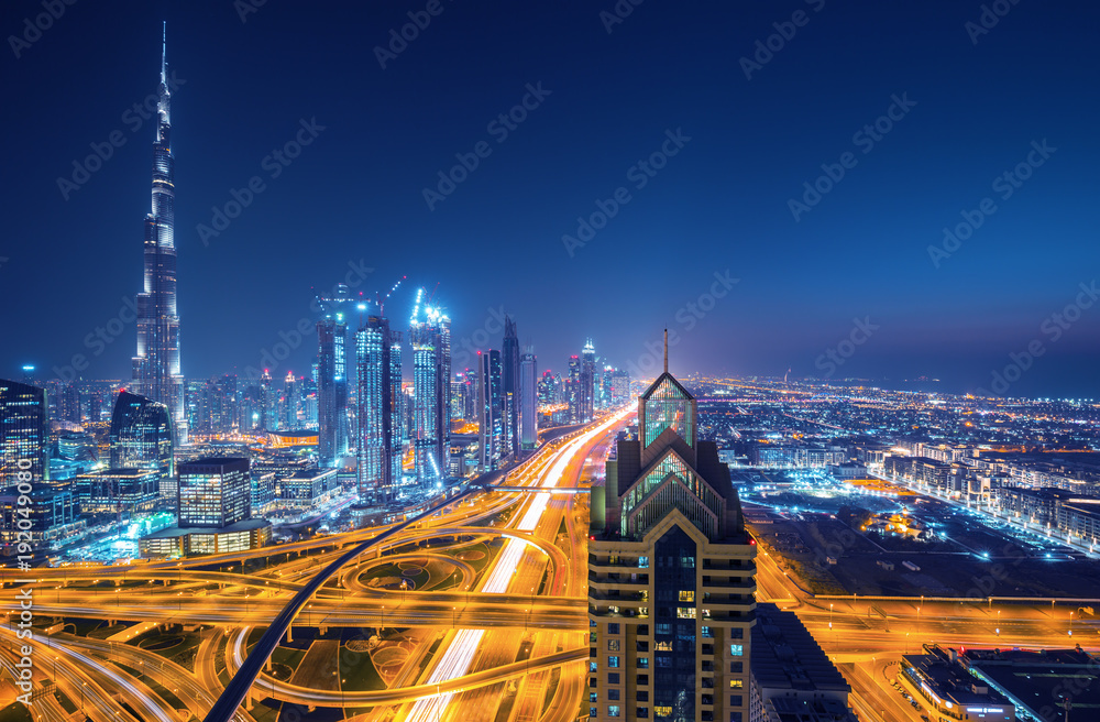 日落后的迪拜天际线，美丽的市中心灯光和迪拜Sheikh Zayed道路交通