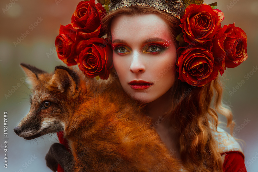 穿着中世纪衣服的女人和狐狸在一起