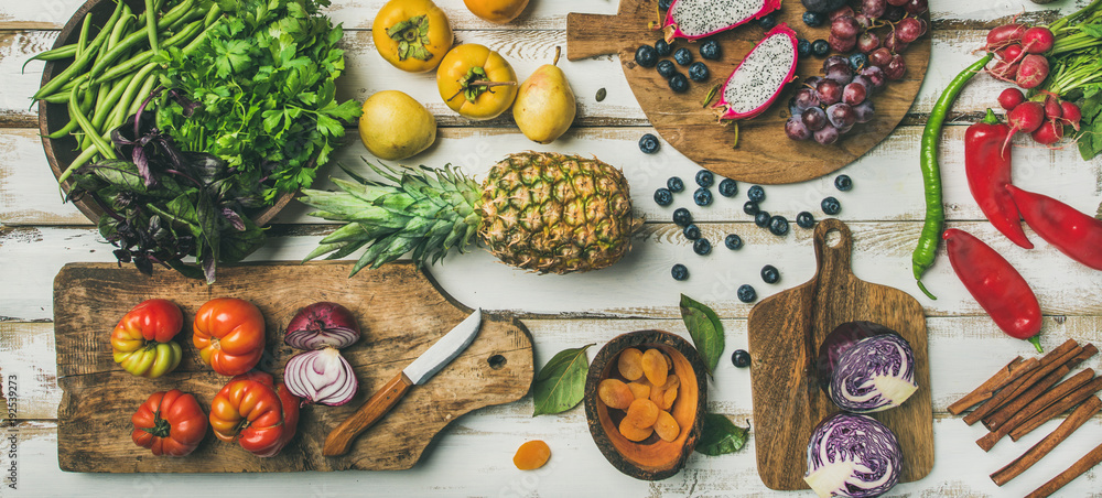 Helathy纯素食烹饪背景。新鲜水果、蔬菜、绿色蔬菜和超级食品的平面布置