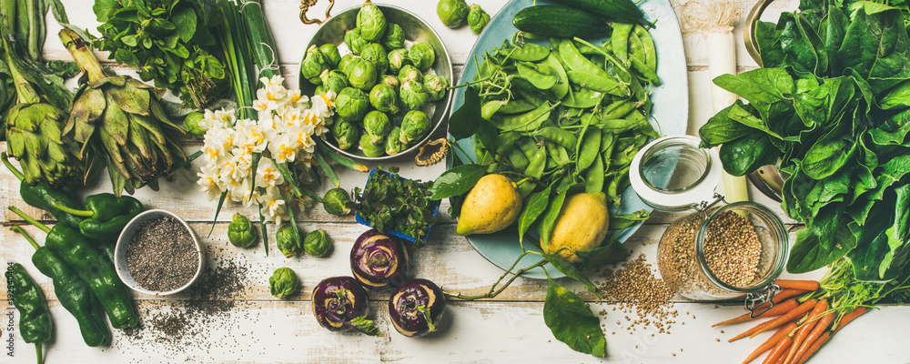 春季健康纯素食品烹饪原料。蔬菜、水果、种子、芽菜、鲜花等。