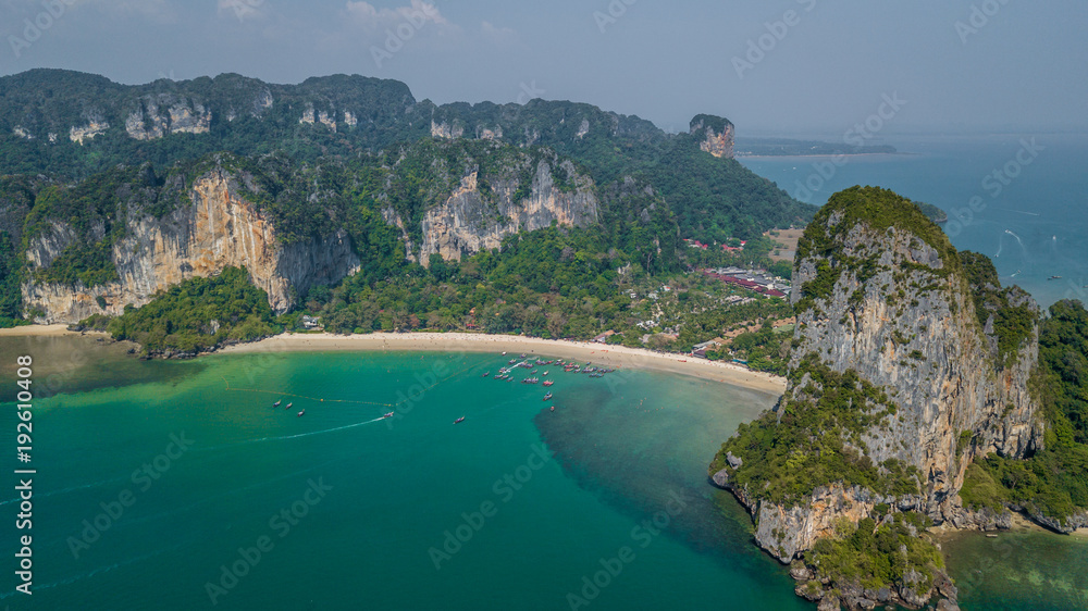 甲米的拉雷海滩，泰国甲米省拉雷海滩和海岸线的鸟瞰图。