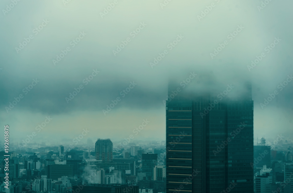风暴掠过日本东京的摩天大楼