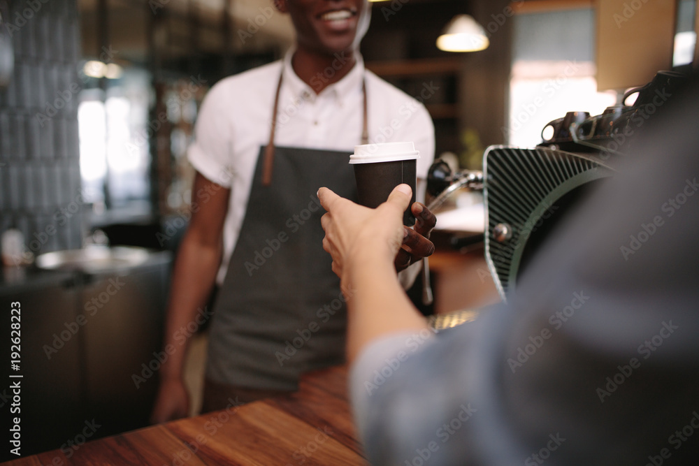 咖啡店内的咖啡师为顾客服务