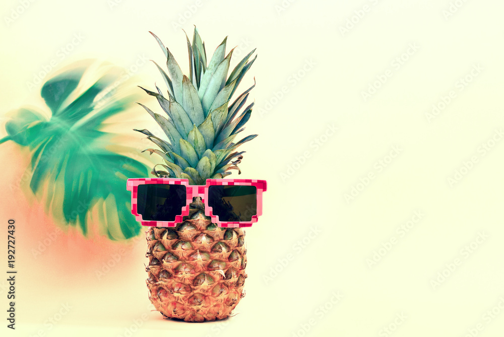 戴太阳眼镜的菠萝