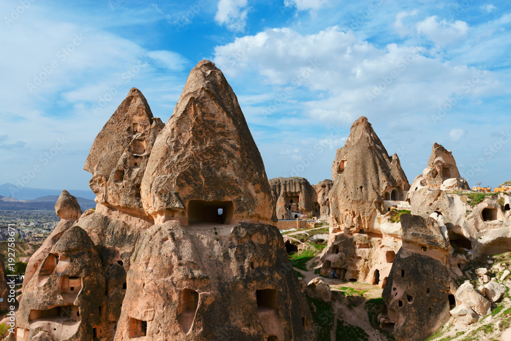 土耳其卡帕多西亚的乌奇萨城堡。锥形沙丘中的洞穴房屋。风景摄影