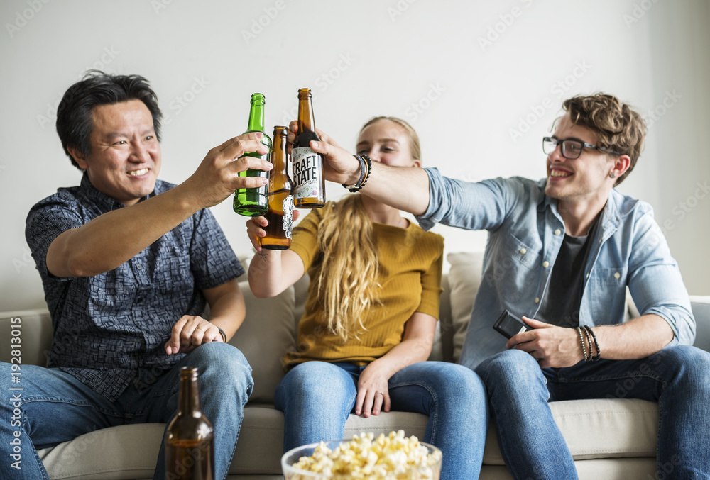 一群不同的朋友在电影之夜喝啤酒