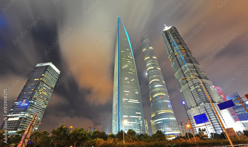 中国上海陆家嘴金融中心的夜景。