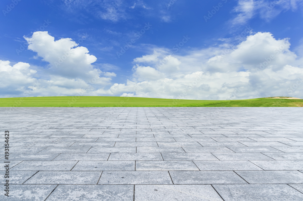 蓝天白云下的广场砖和大草原