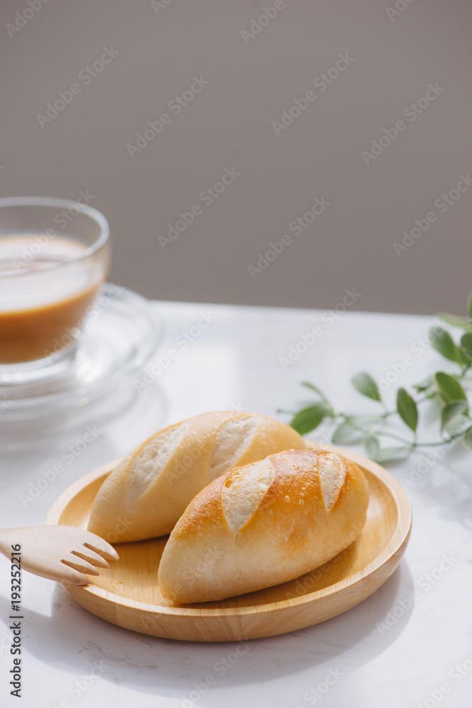 早餐配面包和咖啡。