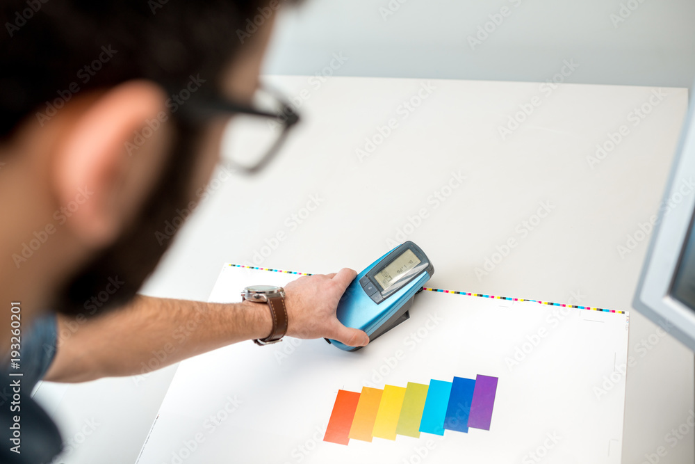 在打印计划的操作台使用光谱仪工具测量纸质打印上的颜色