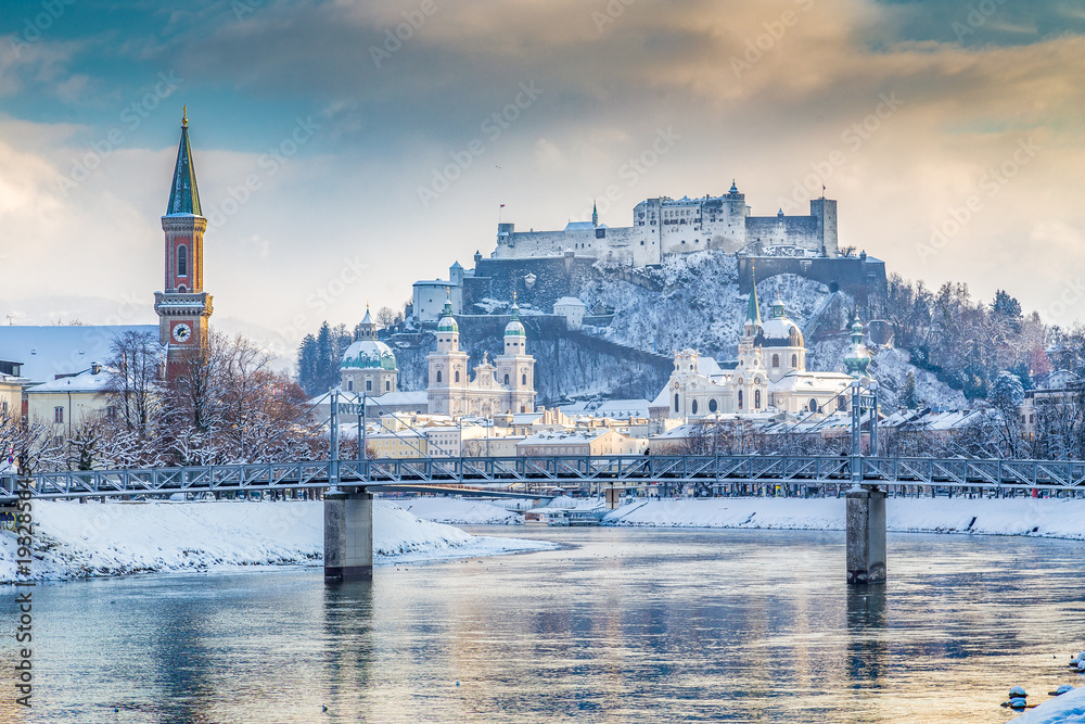 奥地利冬季日落时的萨尔茨堡历史名城