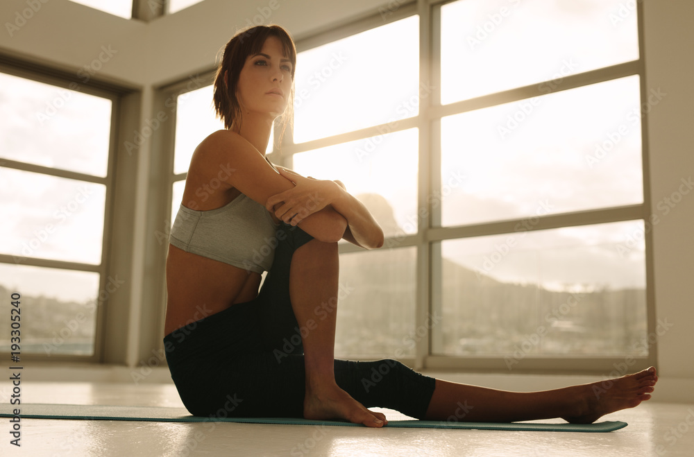 女性在健康中心练习瑜伽锻炼