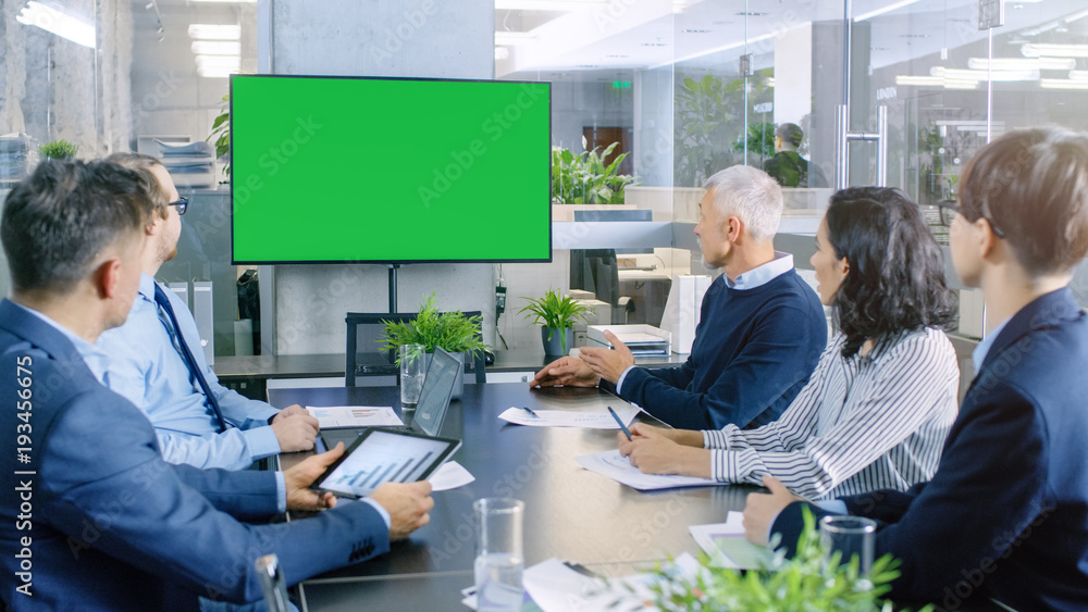 绿色屏幕Chroma Key电视在会议室里的多元化成功商业人士群体