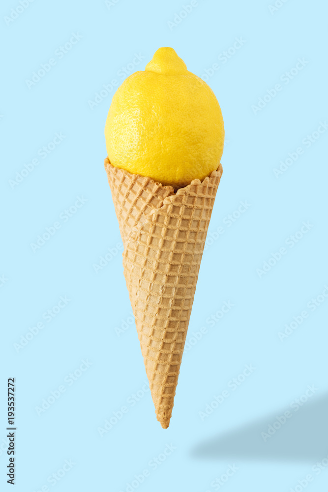 明亮背景柠檬冰淇淋蛋卷。简约风格。假日概念。