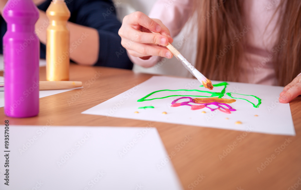 孩子们在家近距离在纸上画画