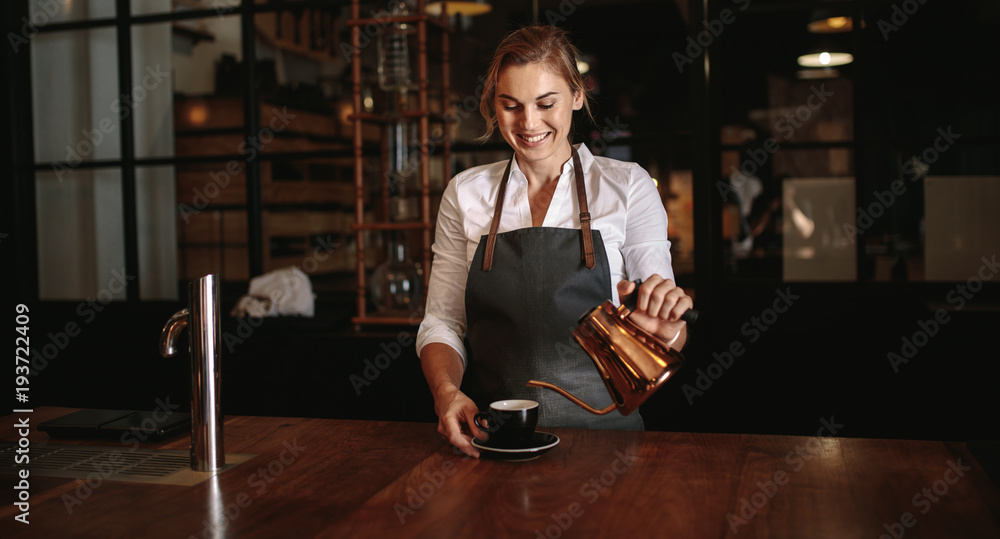 女咖啡师准备咖啡