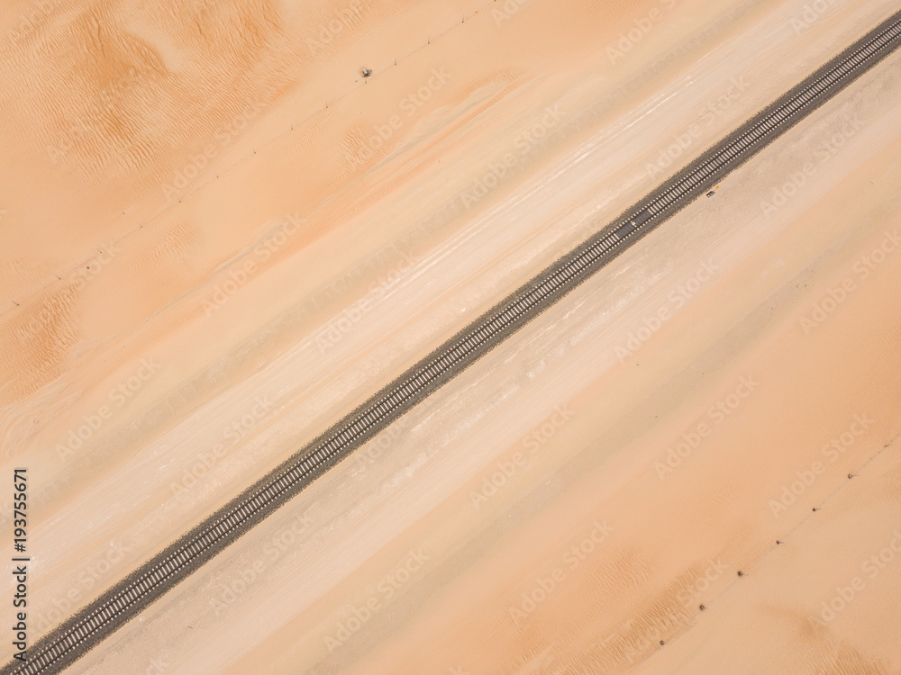 穿过空旷地区沙漠的笔直货运铁路。阿布扎比，美国