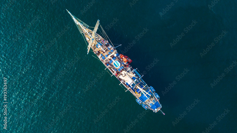 鸟瞰复古复古经典老帆船在深蓝色的海洋上航行。旅行，度假，航行，