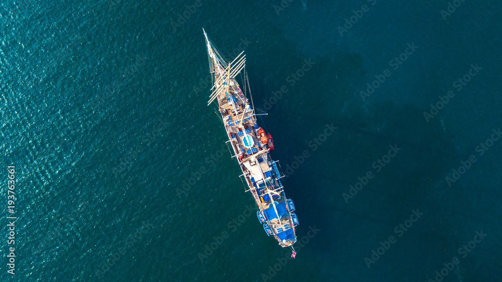 鸟瞰图复古经典的老帆船在深蓝色的海洋上航行。旅行，度假，航行，
