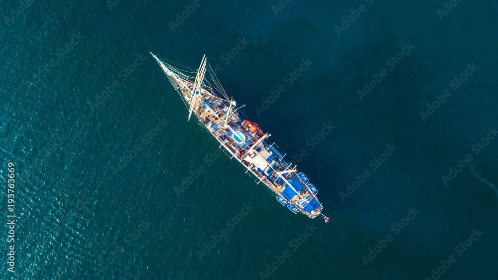 鸟瞰图复古经典的老帆船在深蓝色的海洋上航行。旅行，度假，航行，