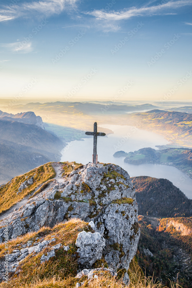 日落时带十字架的Schafberg山顶，奥地利萨尔茨卡默古特