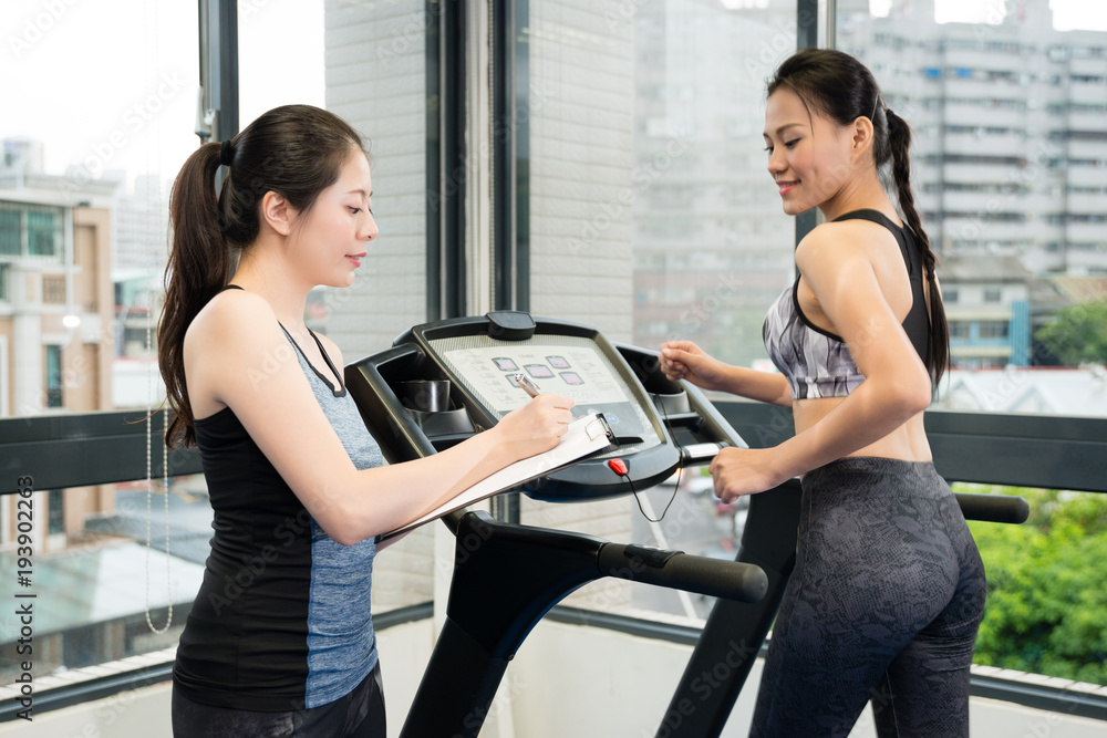 亚洲职业女性个人健身教练