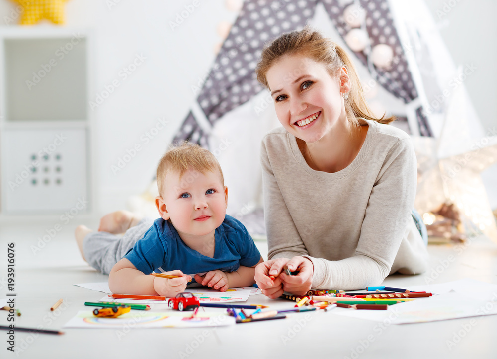 孩子的创造力。母亲和婴儿儿子一起画画