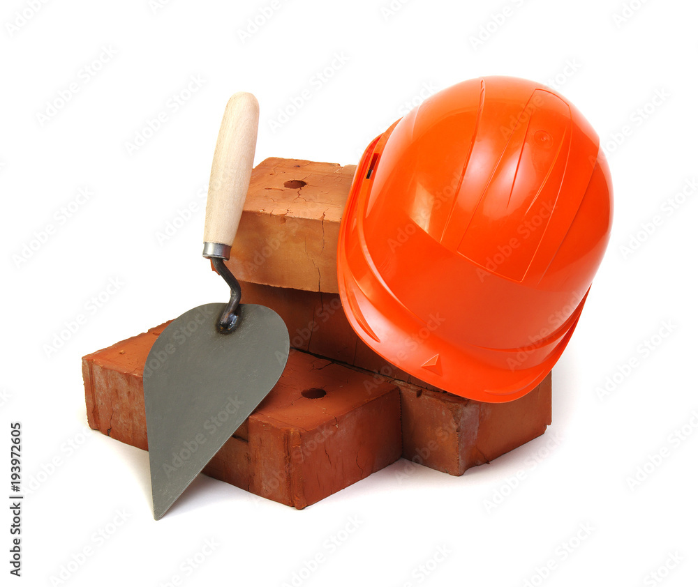 砖、红色安全帽和工具