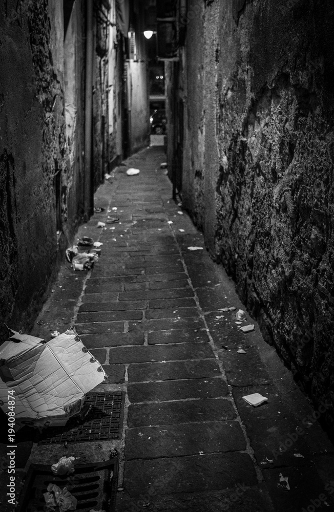 意大利热那亚旧热那亚肮脏的街道和墙壁黑白照片。
